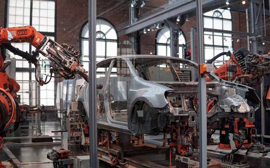 Brazos robóticos en una línea de ensamble automotriz