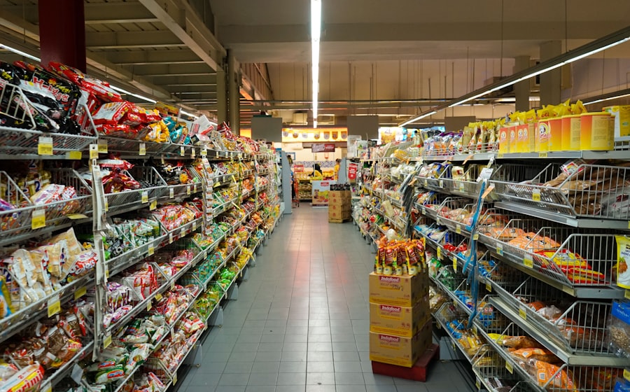 Pasillo de tienda con anaqueles surtidos